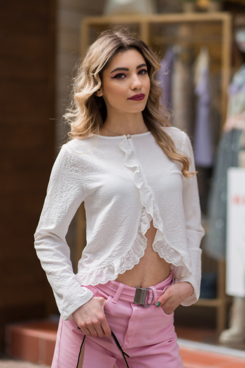 Дамска къса блуза в бяло с харбала и ефектна бродерия