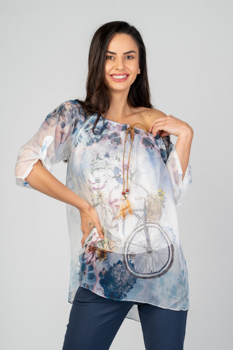 Дамска ефирна блуза в синьо с щампа колело с цветя и пеперуди