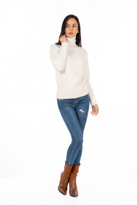 Дамски плетен пуловер в бяло с поло яка