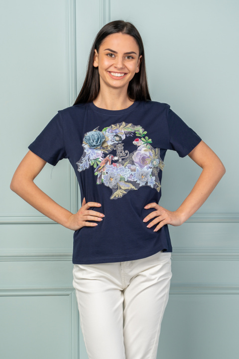 Дамска тениска в тъмносиньо с щампа птица и 3Д цветя с тюл и пайети