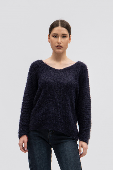 Дамски мъхест пуловер от едро плетиво в тъмносиньо
