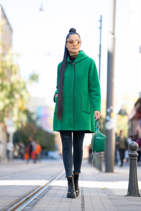 Дамско мъхесто палто в зелено с качулка и скрит цип