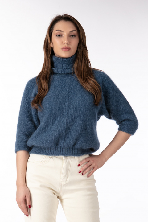 Дамски мъхест пуловер в синьо с прилеп ръкав