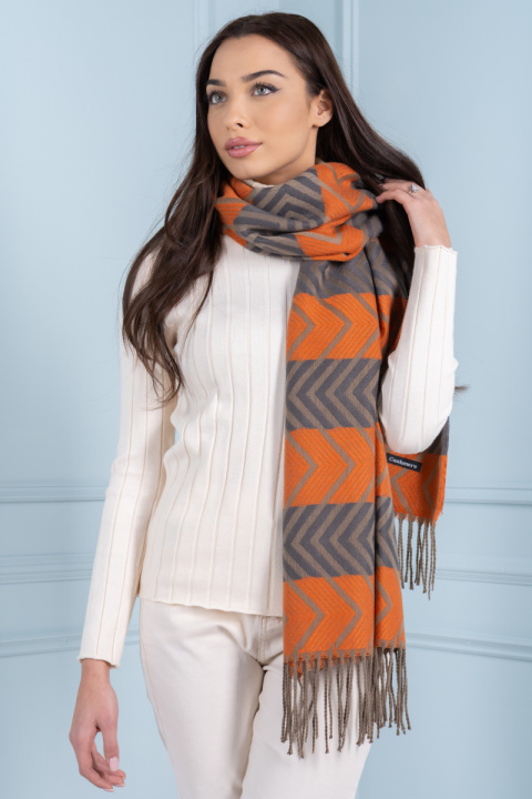 Дамски топъл шал с геометричен десен и акцент в оранжево