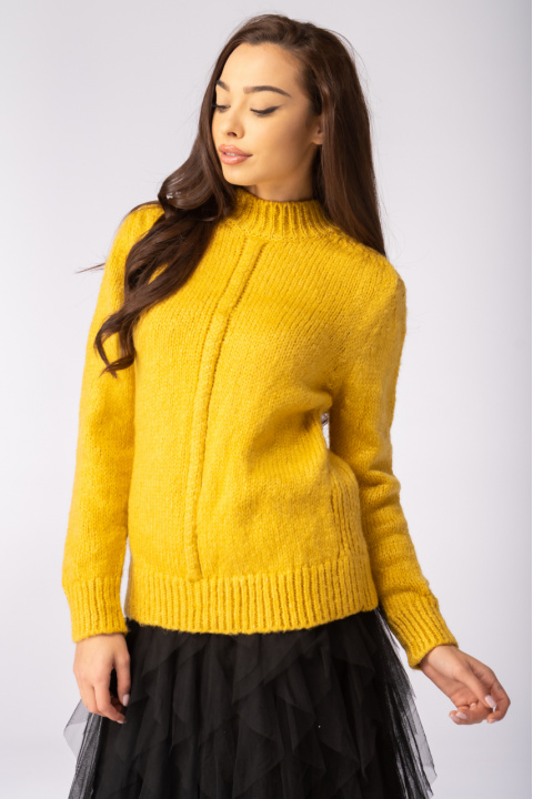 Дамски дебел пуловер в жълто от едро плетиво