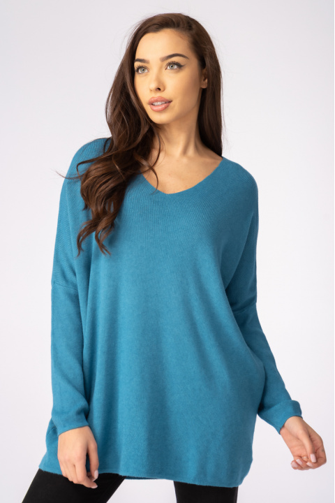 Дамски оувърсайз пуловер в петролен цвят с остро деколте и паднал ръкав