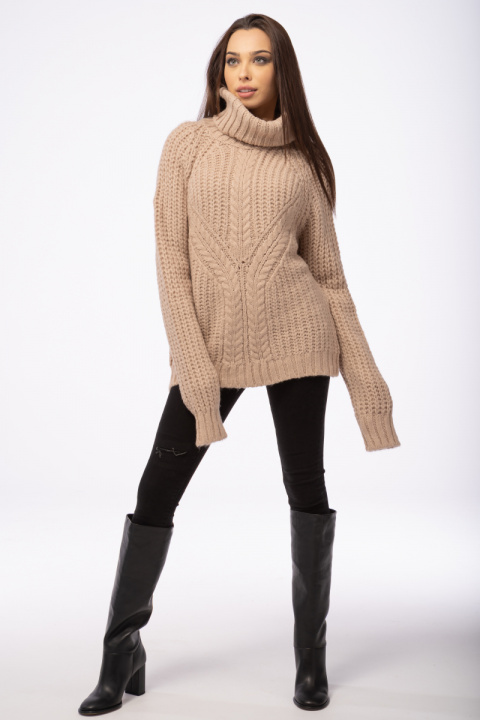 Дамски пуловер в бежово с поло яка с плетка от двойни плитки