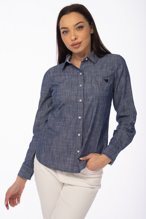 Дамска риза в синьо с бродирано сърце на джоба