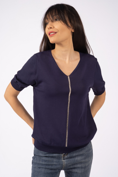 Дамска блуза в тъмносиньо с остро деколте и вертикален кант с камъни