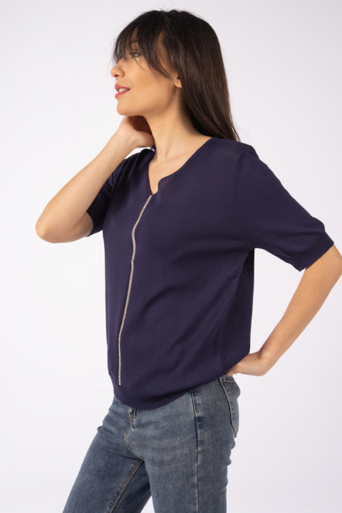 Дамска блуза в тъмносиньо с остро деколте и вертикален кант с камъни