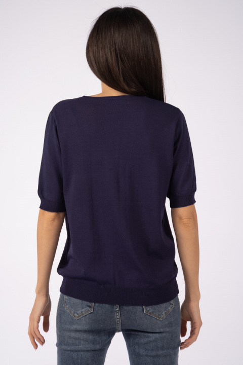 Дамска блуза в тъмносиньо с остро деколте и вертикален кант с камъни