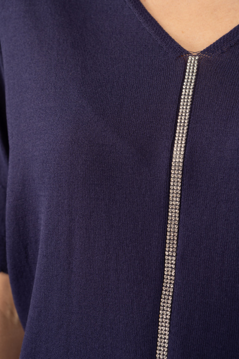 Дамска блуза в тъмносиньо с остро деколте и вертикален кант с камъни