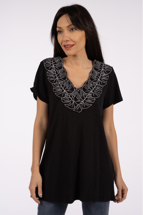 Дамска блуза в черно с бродирани бели листа по деколтето