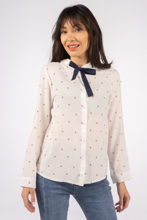 Дамска риза в бяло със синя панделка и принт ситни череши