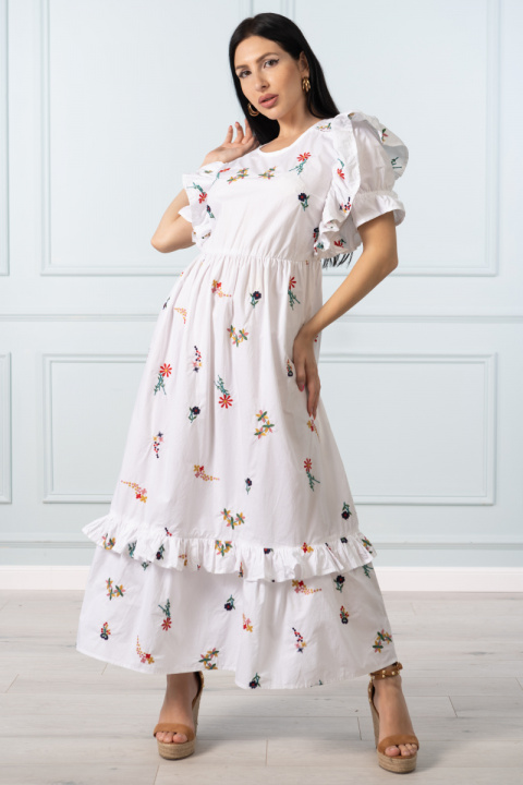 Дълга рокля от памук в бяло с бродирани цветя и копчета на гърба