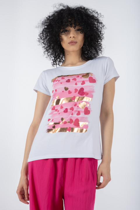 Дамска тениска в бяло с щампа цикламени сърца на розов фон