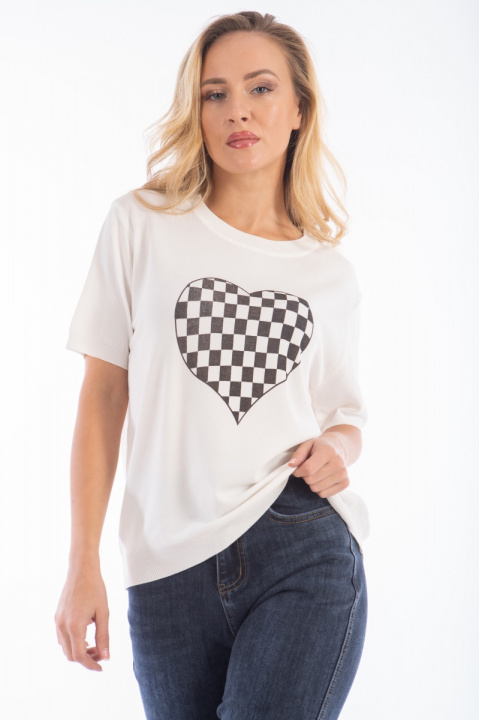 Дамска блуза от фино плетиво в бяло с щампа шахматно сърце