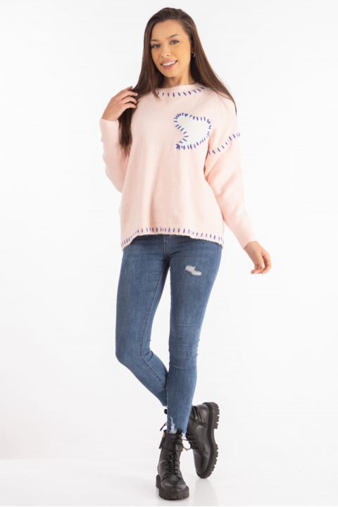 Дамски пуловер в розово с бяло сърце и сини шевове