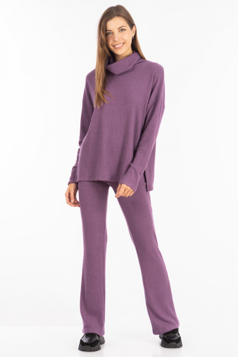 Дамски комплект от фино рипсено плетиво в лилаво с блуза и панталон
