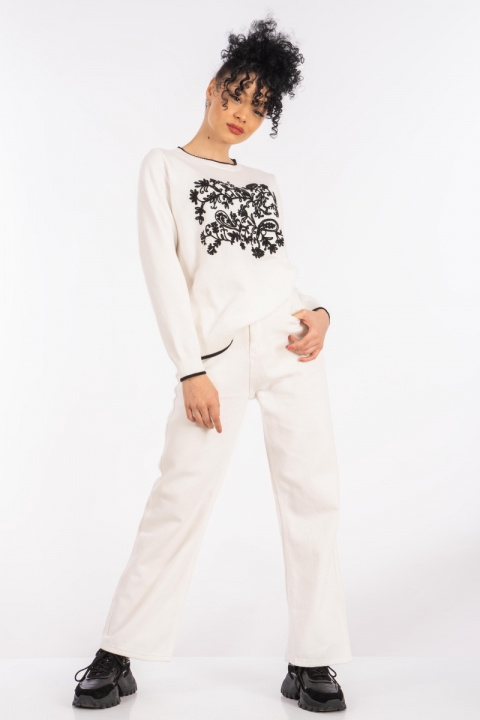 Дамска блуза от фино плетиво в бяло с флорална бродерия