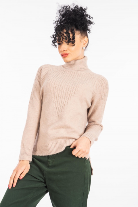 Дамски пуловер от едро плетиво в бежово с поло яка