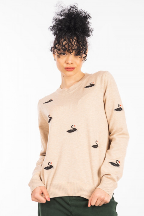 Дамска блуза от фино плетиво в светлобежово с бродирани лебеди