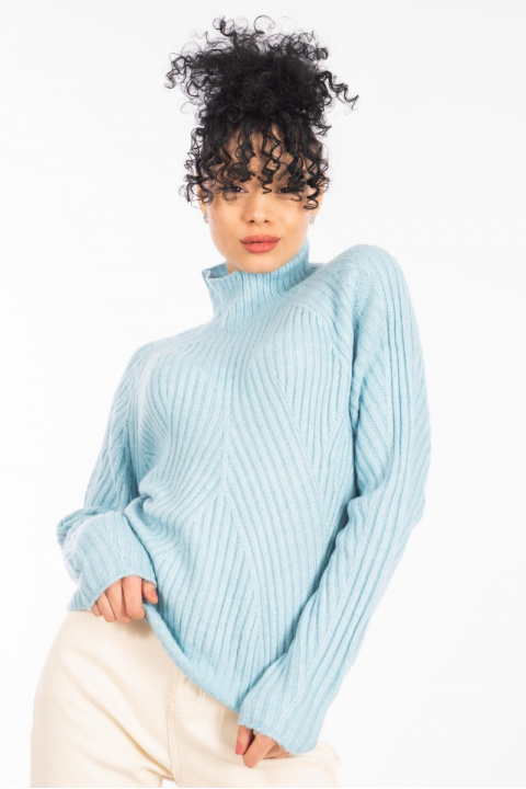 Дамски пуловер от едро плетиво в светлосиньо с поло яка