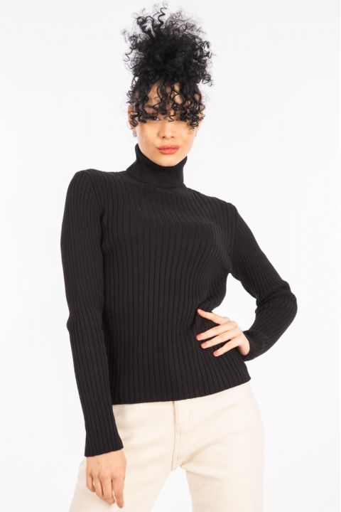 Дамски плетен пуловер в черно с поло яка и едър рипс