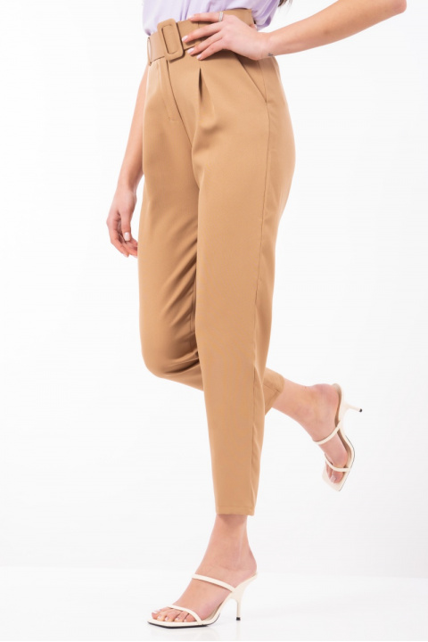Дамски панталон с висока талия в бежово с широк колан