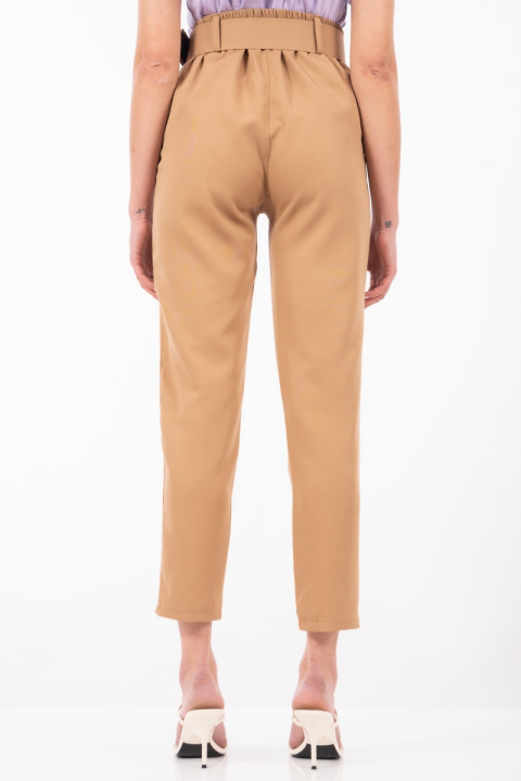 Дамски панталон с висока талия в бежово с широк колан