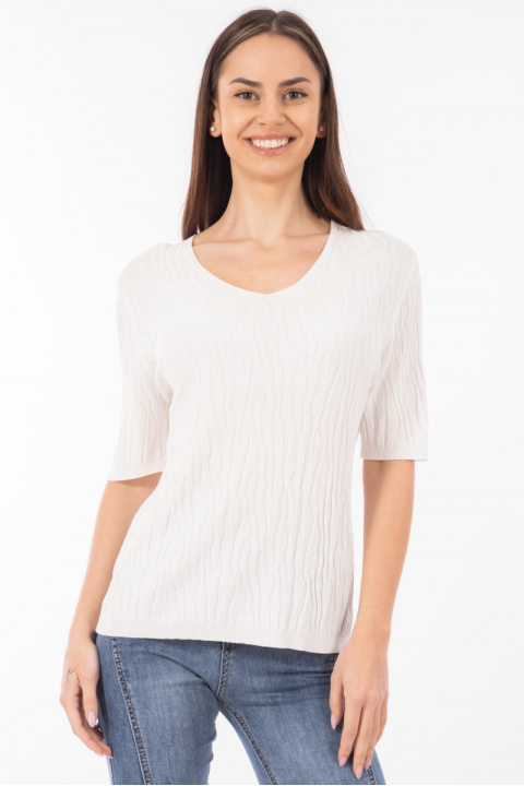 Дамска блуза от фино плетиво в бяло с релефни вертикални вълни