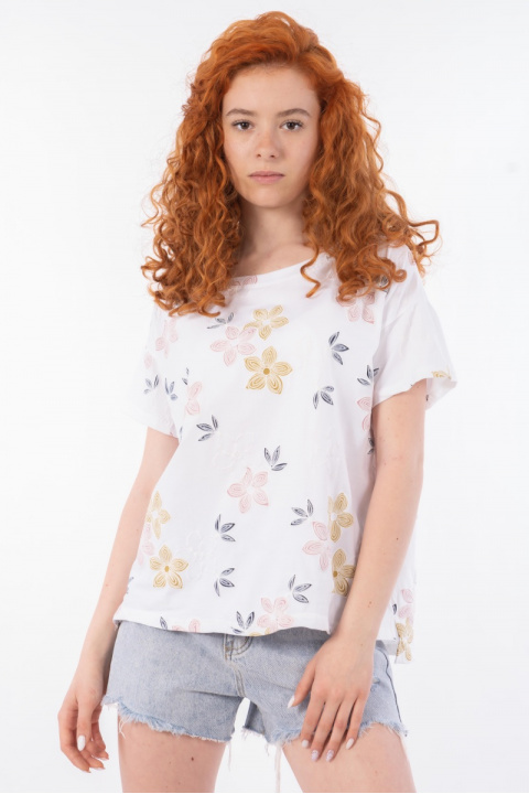 Дамска тениска от памук в бяло със релефна щампа на цветя