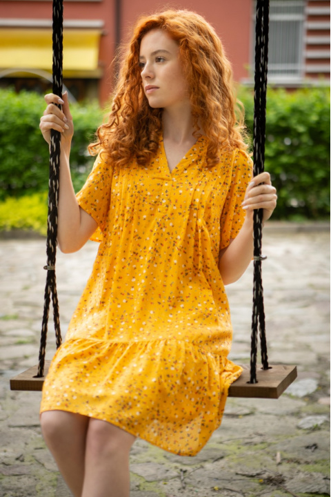 Къса широка рокля от памук в жълто с принт ситни цветенца