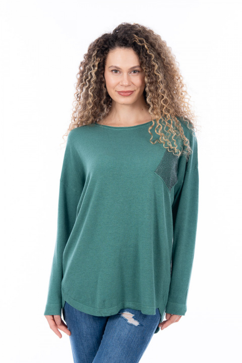 Дамски пуловер в пастелно зелено с джоб с камъчета и копчета на гърба