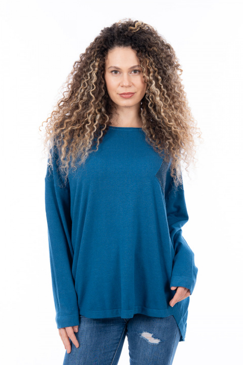 Дамски пуловер в синьо с джоб с камъчета и копчета на гърба
