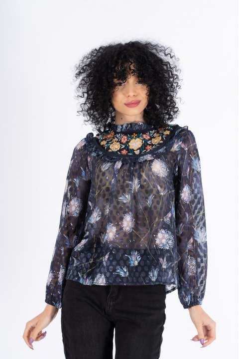 Дамска блуза от шифон в тъмносиньо с бродирани цветя