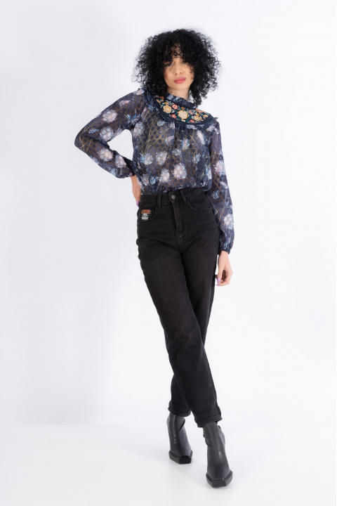 Дамска блуза от шифон в тъмносиньо с бродирани цветя