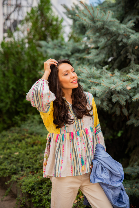 Дамска блуза в етно стил с цветни пискюли