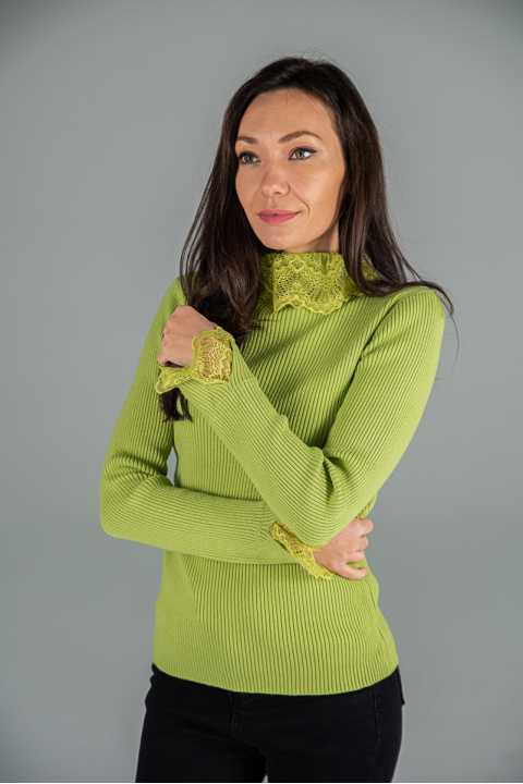Дамски пуловер в зелено от фино плетиво с дантелено поло