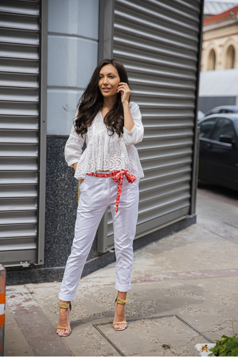 Дамски панталон от памук в бяло цвят със сатенен колан
