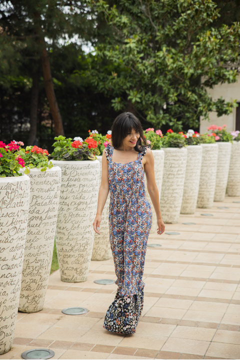 Дълга рокля със ситен принт на цветя и презрамки с харбали