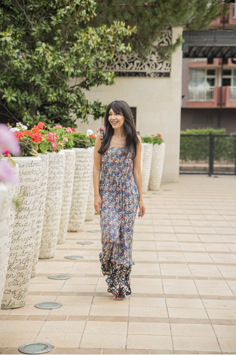 Дълга рокля със ситен принт на цветя и презрамки с харбали