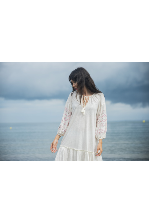 МАКСИ рокля от индийски памук в цвят екрю с ефектен 7/8 ръкав с бродерия