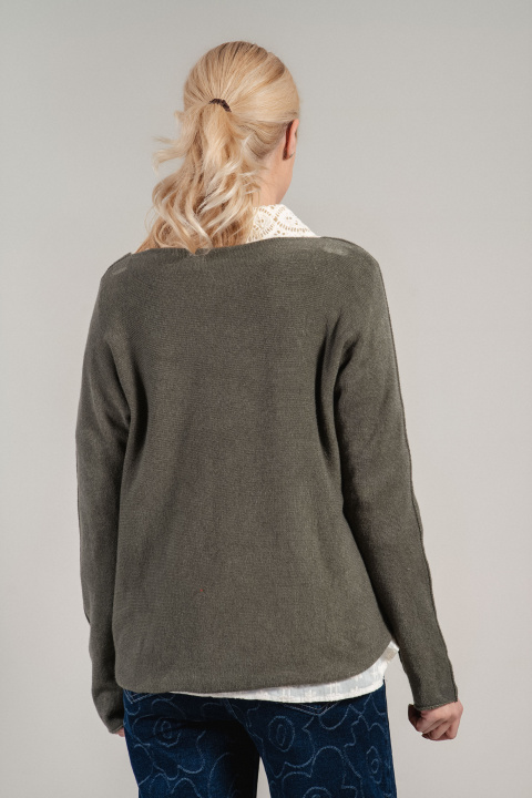 Дамски пуловер от фино плетиво в цвят милитъри с остро деколте