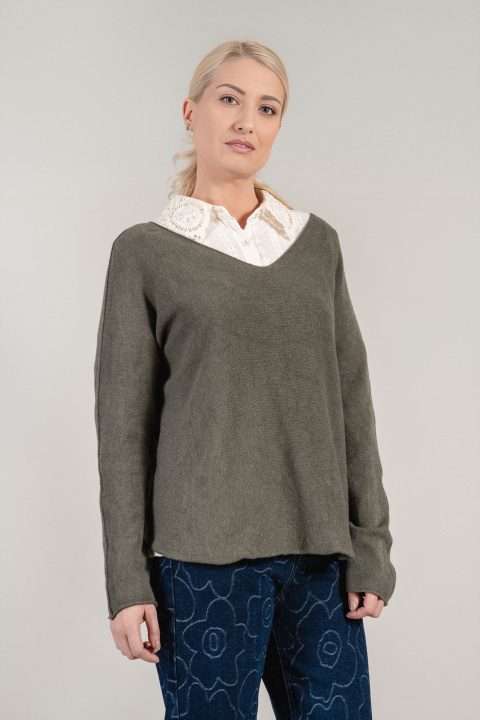 Дамски пуловер от фино плетиво в цвят милитъри с остро деколте