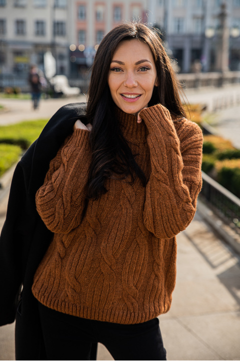 Дамски пуловер в кафяво с едра плетеница тип синджир