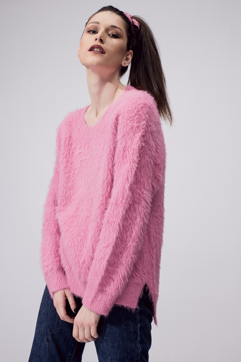 Пухен пуловер с издължен гръб в розово