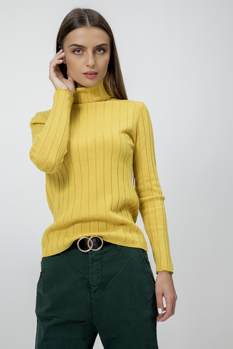 Дамски пуловер с поло яка от фино плетиво в цвят къри с едър рипс