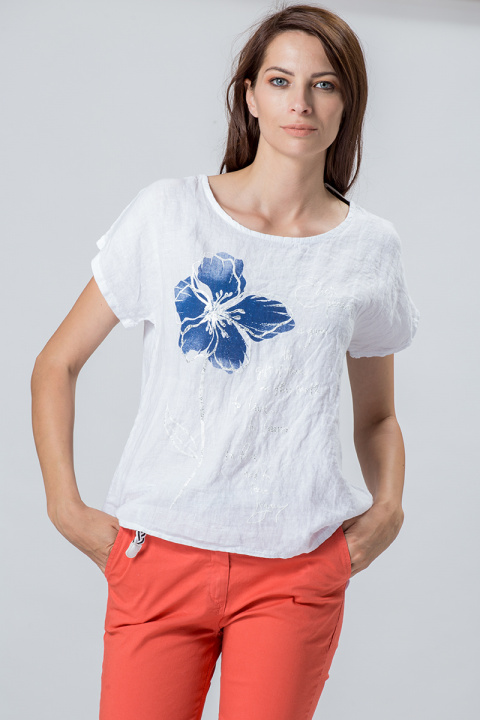 Ленена блуза в бяло със синьо цвете