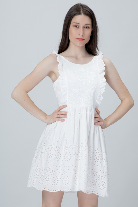 Бутикова бяла рокля с рязана бродерия